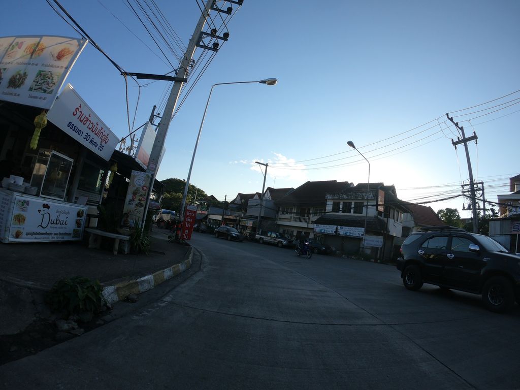 ภาพถนนตรงที่ Esseppo Coffee ตั้งอยู่ ถ่ายโดย chanuwath_grab พ.ศ. 2562 (2019) · A street-level view of where Esseppo Coffee stands, by chanuwath_grab in 2562 (2019)
