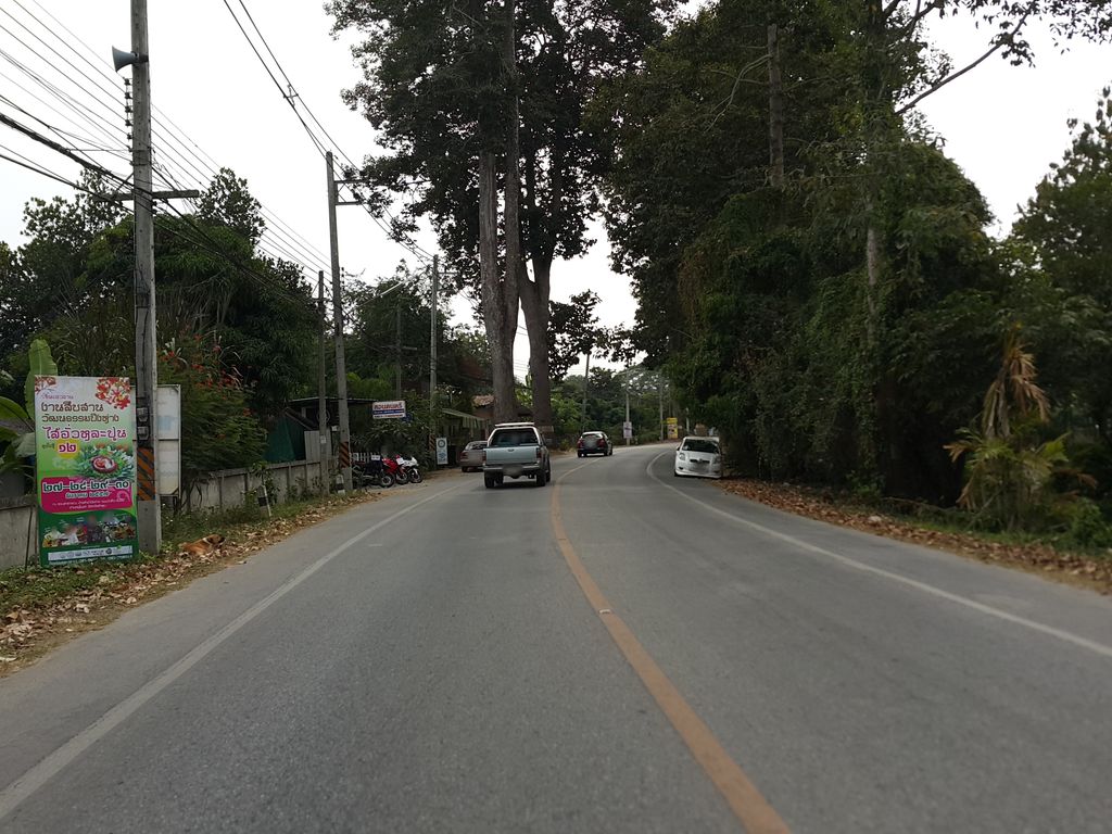 ภาพถนนตรงที่ อ้วนออโต้แอร์ ตั้งอยู่ ถ่ายโดย jrcarlsen พ.ศ. 2557 (2014) · A street-level view of where อ้วนออโต้แอร์ · Uan Auto Air stands, by jrcarlsen in 2557 (2014)