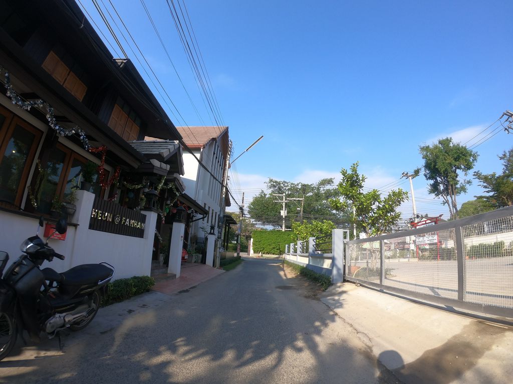 ภาพถนนตรงที่ Heun ตั้งอยู่ ถ่ายโดย chanuwath_grab พ.ศ. 2562 (2019) · A street-level view of where Heun stands, by chanuwath_grab in 2562 (2019)