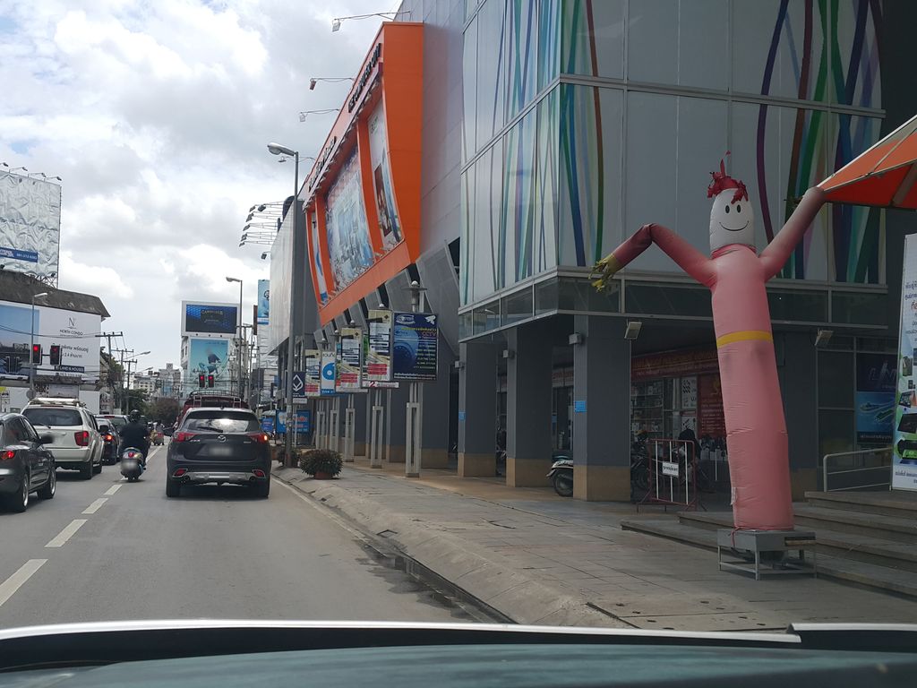 ภาพถนนตรงที่ GOODBAAN CHIANGMAI Co.,Ltd. ตั้งอยู่ ถ่ายโดย jrcarlsen พ.ศ. 2558 (2015) · A street-level view of where GOODBAAN CHIANGMAI Co.,Ltd. stands, by jrcarlsen in 2558 (2015)