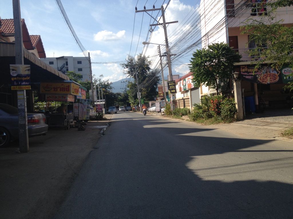 ภาพถนนตรงที่ ศูนย์ซ่อมมือถือ อินเทรนโมบายเซอร์วิส ชมจันทร์ ตั้งอยู่ ถ่ายโดย jimwatana พ.ศ. 2558 (2015) · A street-level view of where ศูนย์ซ่อมมือถือ อินเทรนโมบายเซอร์วิส ชมจันทร์ · Sommuethue In Sen Mobile Service Chomchan Centre stands, by jimwatana in 2558 (2015)