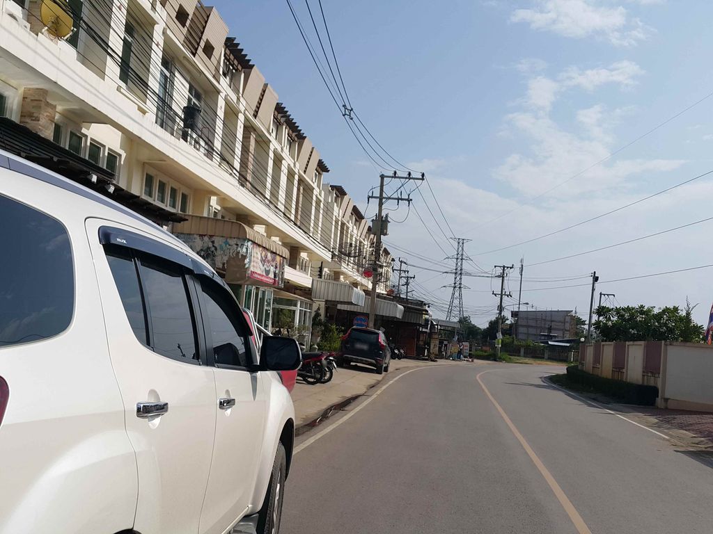 ภาพถนนตรงที่ คิงฮาวินเทจ ตั้งอยู่ ถ่ายโดย jrcarlsen พ.ศ. 2558 (2015) · A street-level view of where คิงฮาวินเทจ · Khinghaonathet stands, by jrcarlsen in 2558 (2015)