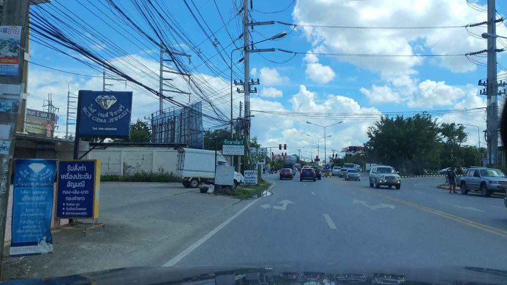 ภาพถนนตรงที่ ไนซ์ เจมส์ จิวเวลรี่ ตั้งอยู่ ถ่ายโดย jrcarlsen พ.ศ. 2564 (2021) · A street-level view of where ไนซ์ เจมส์ จิวเวลรี่ · Nai Chem Chiowenri stands, by jrcarlsen in 2564 (2021)
