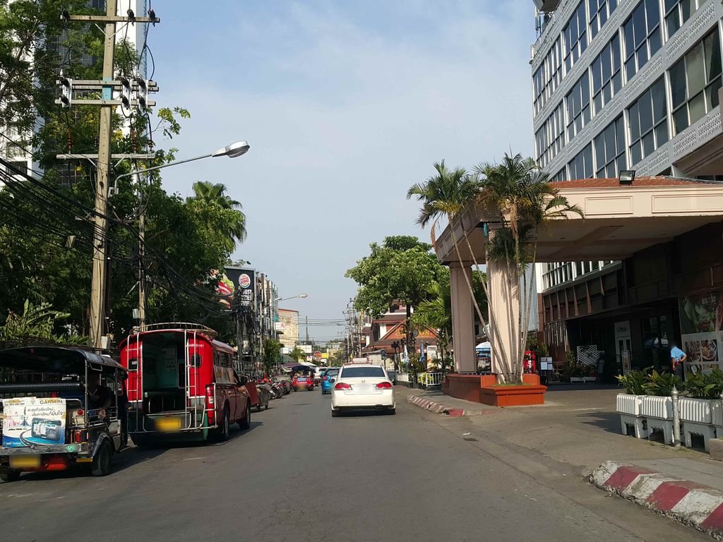 ภาพถนนตรงที่ โรงแรมเชียงใหม่ แมริออท ตั้งอยู่ ถ่ายโดย jrcarlsen พ.ศ. 2558 (2015) · A street-level view of where Marriott stands, by jrcarlsen in 2558 (2015)