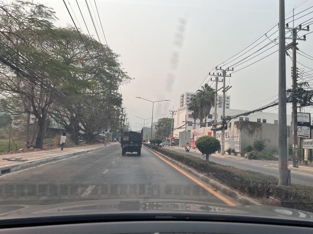 ภาพถนนตรงที่ IKON Maya Chiang Mai ตั้งอยู่ ถ่ายโดย lin_wang พ.ศ. 2567 (2024) · A street-level view of where IKON Maya Chiang Mai stands, by lin_wang in 2567 (2024)