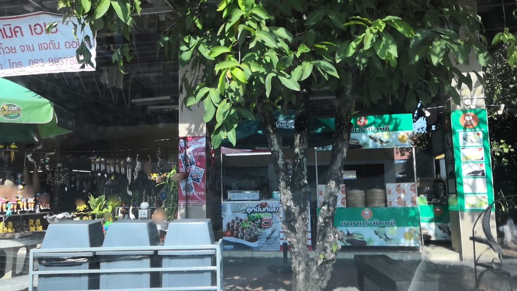 ภาพถนนตรงที่ KFC ตั้งอยู่ ถ่ายโดย charlesano พ.ศ. 2561 (2018) · A street-level view of where KFC stands, by charlesano in 2561 (2018)