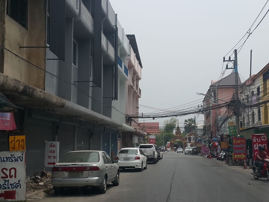 ภาพถนนตรงที่ กะเพรากระด้งบ้านฉันสาขาอาเขต ตั้งอยู่ ถ่ายโดย jrcarlsen พ.ศ. 2559 (2016) · A street-level view of where กะเพรากระด้งบ้านฉันสาขาอาเขต · Kaphrao Kradong Ban Chan Sakha Akhet stands, by jrcarlsen in 2559 (2016)