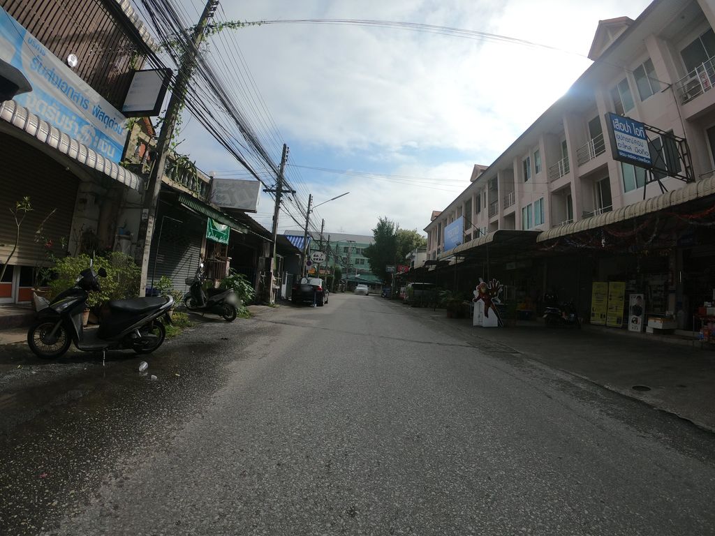 ภาพถนนตรงที่ บัวหลวง ซาลอน ตั้งอยู่ ถ่ายโดย chanuwath_grab พ.ศ. 2562 (2019) · A street-level view of where บัวหลวง ซาลอน · Bualuang Salon stands, by chanuwath_grab in 2562 (2019)