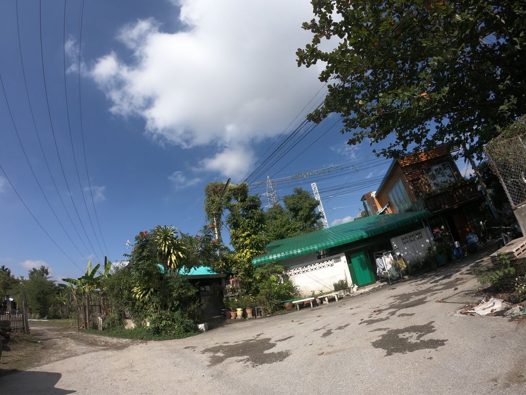 ภาพถนนตรงที่ สเต็กอาตุ้ง ตั้งอยู่ ถ่ายโดย chanuwath_grab พ.ศ. 2562 (2019) · A street-level view of where สเต็กอาตุ้ง · Satekatung stands, by chanuwath_grab in 2562 (2019)
