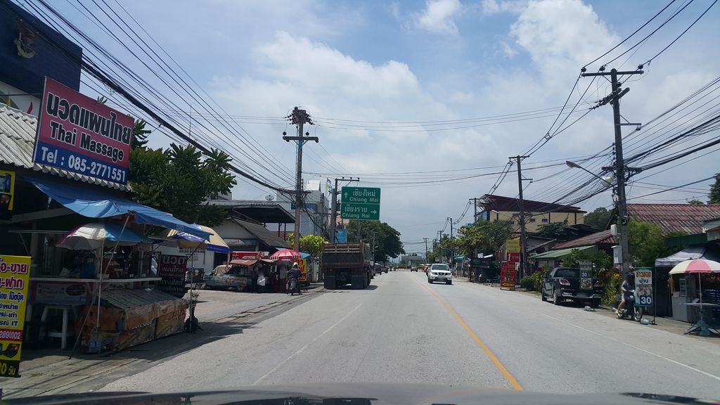 ภาพถนนตรงที่ Yellow Tong ตั้งอยู่ ถ่ายโดย jrcarlsen พ.ศ. 2559 (2016) · A street-level view of where Yellow Tong stands, by jrcarlsen in 2559 (2016)