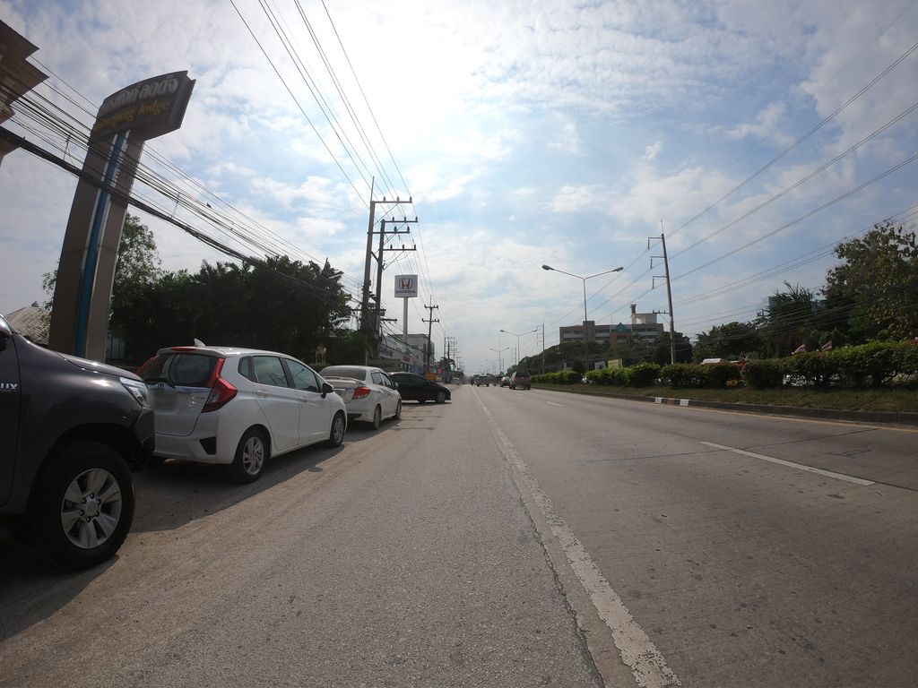 ภาพถนนตรงที่ ร้าน เภสัชกรมานพ ขายยา ตั้งอยู่ ถ่ายโดย chanuwath_grab พ.ศ. 2562 (2019) · A street-level view of where ร้าน เภสัชกรมานพ ขายยา · Ran Phesat Kon Manpha Khaiya stands, by chanuwath_grab in 2562 (2019)