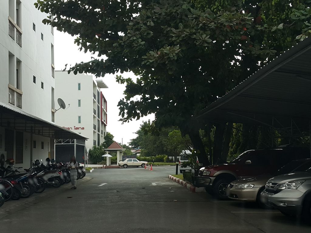 ภาพถนนตรงที่ บ้านณภัทรแมนชั่น ตั้งอยู่ ถ่ายโดย jrcarlsen พ.ศ. 2558 (2015) · A street-level view of where บ้านณภัทรแมนชั่น · Ban Naphat Mansion stands, by jrcarlsen in 2558 (2015)