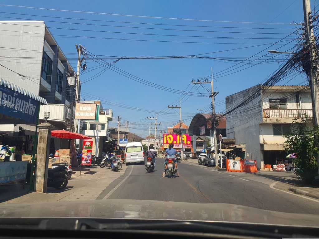 ภาพถนนตรงที่ หางดงฟิชชิ่ง ตั้งอยู่ ถ่ายโดย jrcarlsen พ.ศ. 2566 (2023) · A street-level view of where หางดงฟิชชิ่ง · Hang Dong Fishing stands, by jrcarlsen in 2566 (2023)