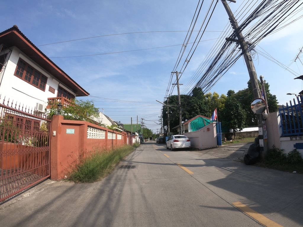 ภาพถนนตรงที่ แว่นตาริมปิง - ร้านแว่นตา ในริมปิง สาขานวรัฐ ตั้งอยู่ ถ่ายโดย chanuwath_grab พ.ศ. 2562 (2019) · A street-level view of where แว่นตาริมปิง - ร้านแว่นตา ในริมปิง สาขานวรัฐ · Waentarimping - Ran Waenta Nairimping Sakha Nawarat stands, by chanuwath_grab in 2562 (2019)