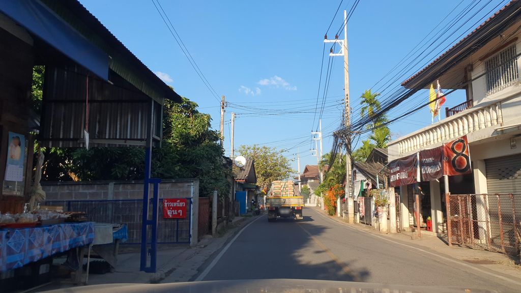 ภาพถนนตรงที่ หวานหวายคอฟฟี่ ตั้งอยู่ ถ่ายโดย jrcarlsen พ.ศ. 2565 (2022) · A street-level view of where หวานหวายคอฟฟี่ · Wan Wai Coffee stands, by jrcarlsen in 2565 (2022)