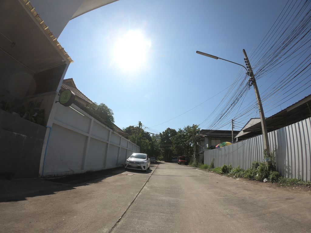 ภาพถนนตรงที่ The Leaf Chiang Mai ตั้งอยู่ ถ่ายโดย chanuwath_grab พ.ศ. 2562 (2019) · A street-level view of where The Leaf Chiang Mai stands, by chanuwath_grab in 2562 (2019)
