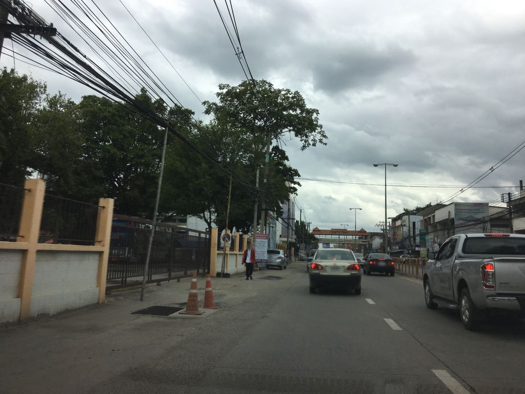 ภาพถนนตรงที่ พิพิธภัณฑ์หัตถศิลป์พื้นถิ่นล้านนา ตั้งอยู่ ถ่ายโดย wapriz พ.ศ. 2561 (2018) · A street-level view of where พิพิธภัณฑ์หัตถศิลป์พื้นถิ่นล้านนา · Hattha Sin Phuen Thinlanna Museum stands, by wapriz in 2561 (2018)