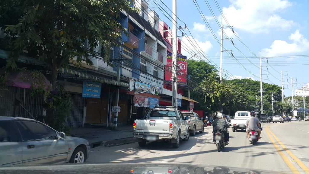 ภาพถนนตรงที่ Lima Lanna Hotel ตั้งอยู่ ถ่ายโดย jrcarlsen พ.ศ. 2559 (2016) · A street-level view of where Lima Lanna Hotel stands, by jrcarlsen in 2559 (2016)