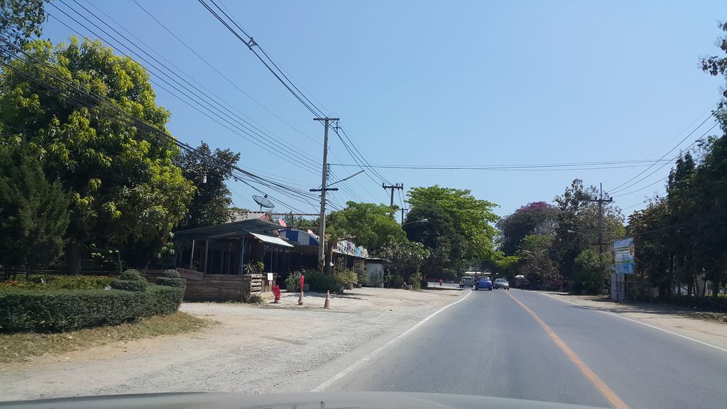 ภาพถนนตรงที่ กาดชุมชนแม่แก้ด ตั้งอยู่ ถ่ายโดย jrcarlsen พ.ศ. 2560 (2017) · A street-level view of where กาดชุมชนแม่แก้ด · Kat Chumchon Mae Kaet stands, by jrcarlsen in 2560 (2017)
