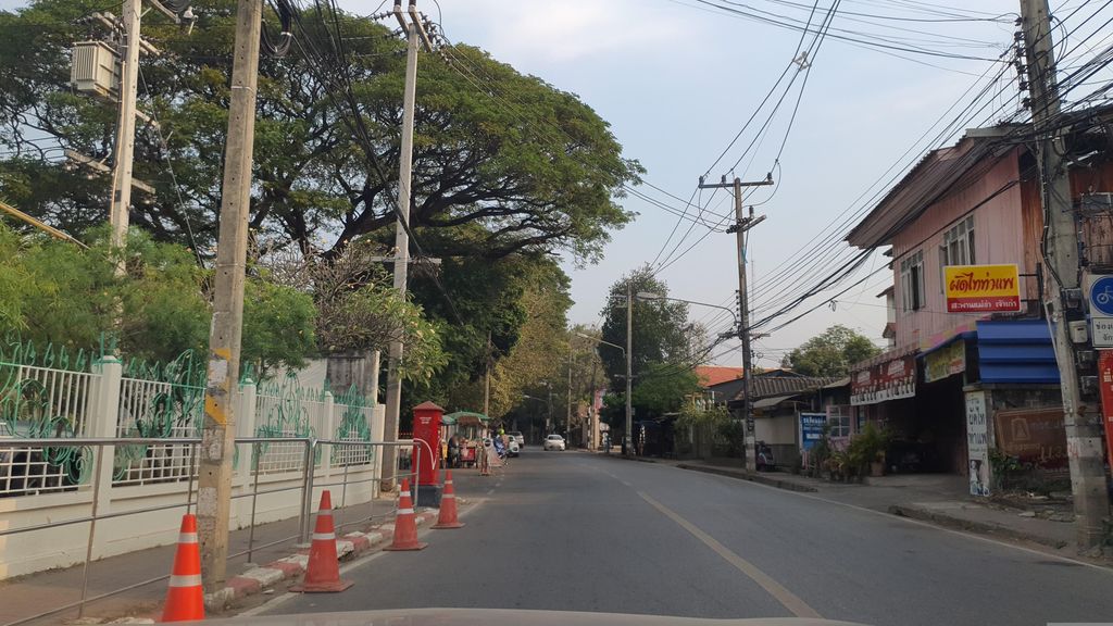 ภาพถนนตรงที่ ฮาซันจำหน่ายไก่สด ตั้งอยู่ ถ่ายโดย jrcarlsen พ.ศ. 2566 (2023) · A street-level view of where ฮาซันจำหน่ายไก่สด · Ha San Chamnai Kaisot stands, by jrcarlsen in 2566 (2023)