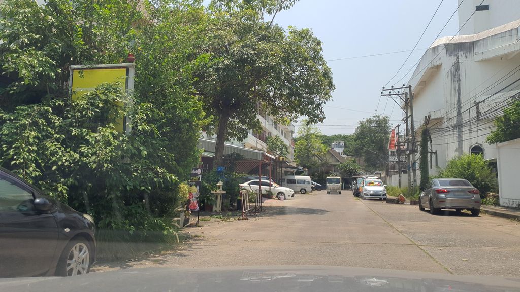 ภาพถนนตรงที่ Kumo Shabu คุโมะ ชาบู ตั้งอยู่ ถ่ายโดย jrcarlsen พ.ศ. 2565 (2022) · A street-level view of where Kumo Shabu คุโมะ ชาบู stands, by jrcarlsen in 2565 (2022)