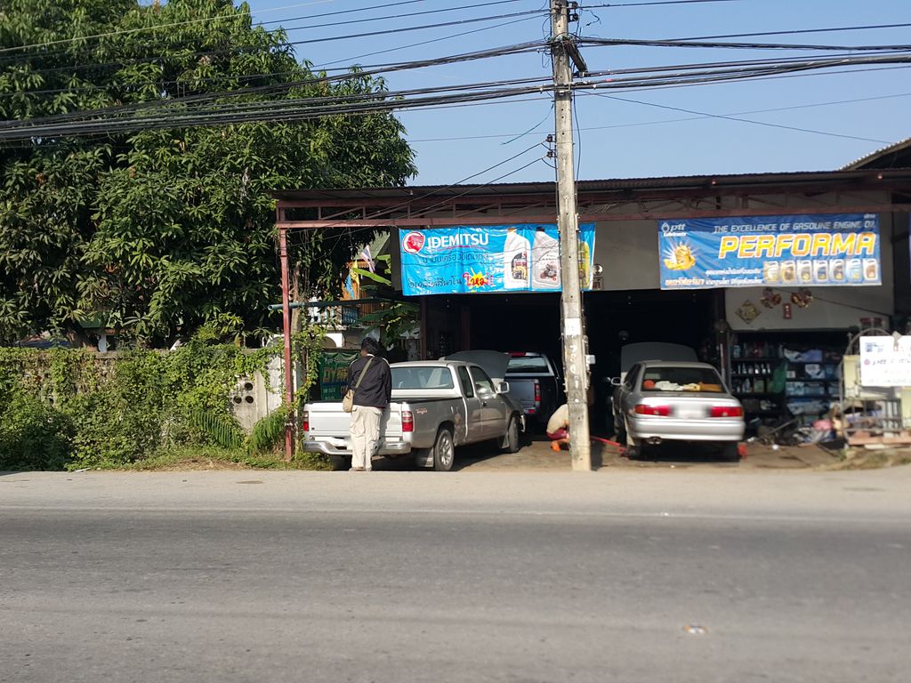 ภาพถนนตรงที่ เทคนิคยนต์ ตั้งอยู่ ถ่ายโดย jrcarlsen พ.ศ. 2557 (2014) · A street-level view of where เทคนิคยนต์ · Theknikyon stands, by jrcarlsen in 2557 (2014)