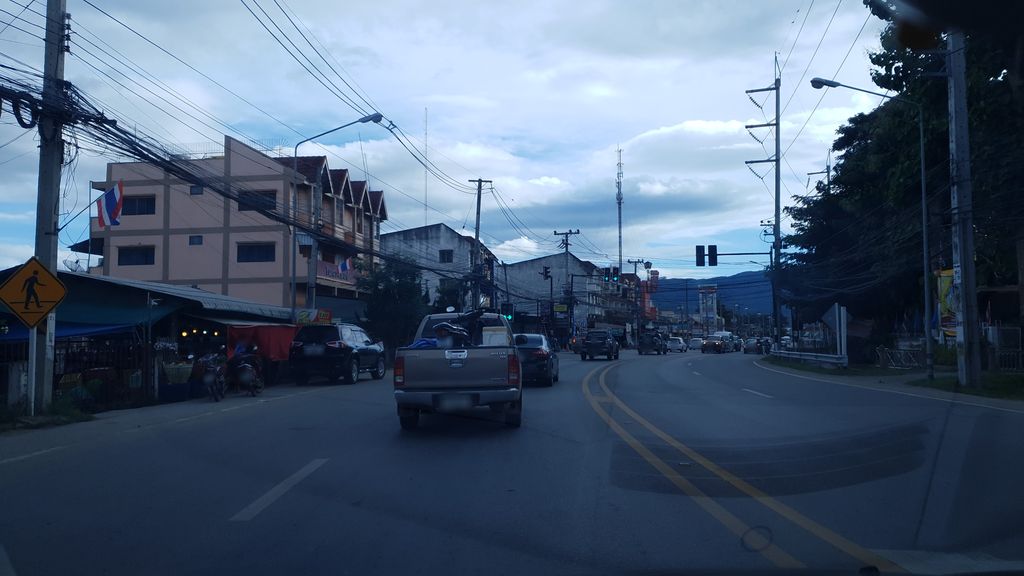 ภาพถนนตรงที่ แว่นตาสิริกร ตั้งอยู่ ถ่ายโดย silamanee พ.ศ. 2561 (2018) · A street-level view of where แว่นตาสิริกร · Waentasirik stands, by silamanee in 2561 (2018)