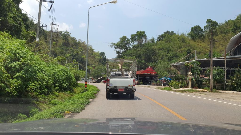 ภาพถนนตรงที่ My Mom Cafe ตั้งอยู่ ถ่ายโดย jrcarlsen พ.ศ. 2565 (2022) · A street-level view of where My Mom Cafe stands, by jrcarlsen in 2565 (2022)