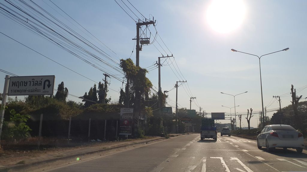 ภาพถนนตรงที่ โฮงจิ๊นทอด ตั้งอยู่ ถ่ายโดย jrcarlsen พ.ศ. 2566 (2023) · A street-level view of where โฮงจิ๊นทอด · Hongchinthot stands, by jrcarlsen in 2566 (2023)