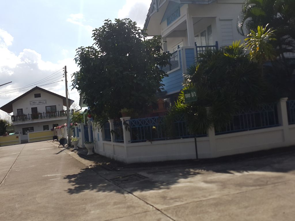 ภาพถนนตรงที่ B&A สหายชิวส์บาร์ ตั้งอยู่ ถ่ายโดย jrcarlsen พ.ศ. 2558 (2015) · A street-level view of where B&A สหายชิวส์บาร์ · B&A Sahai Chio Bar stands, by jrcarlsen in 2558 (2015)