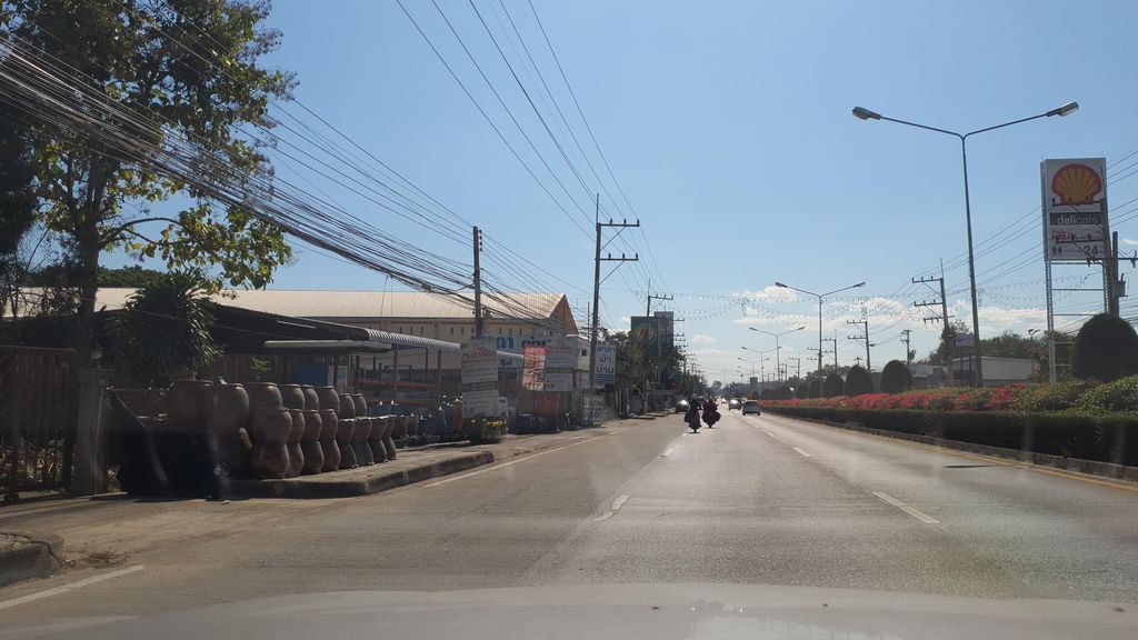 ภาพถนนตรงที่ ร้านจักรยาน Happybicycle of chiangmai ตั้งอยู่ ถ่ายโดย jrcarlsen พ.ศ. 2565 (2022) · A street-level view of where ร้านจักรยาน Happybicycle of chiangmai stands, by jrcarlsen in 2565 (2022)