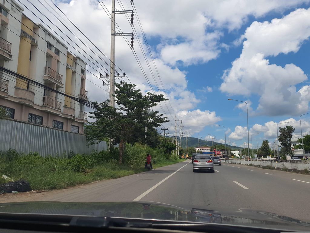 ภาพถนนตรงที่ ข้าวต้มคุณไท ตั้งอยู่ ถ่ายโดย jrcarlsen พ.ศ. 2566 (2023) · A street-level view of where ข้าวต้มคุณไท · Khaotomkhunthai stands, by jrcarlsen in 2566 (2023)