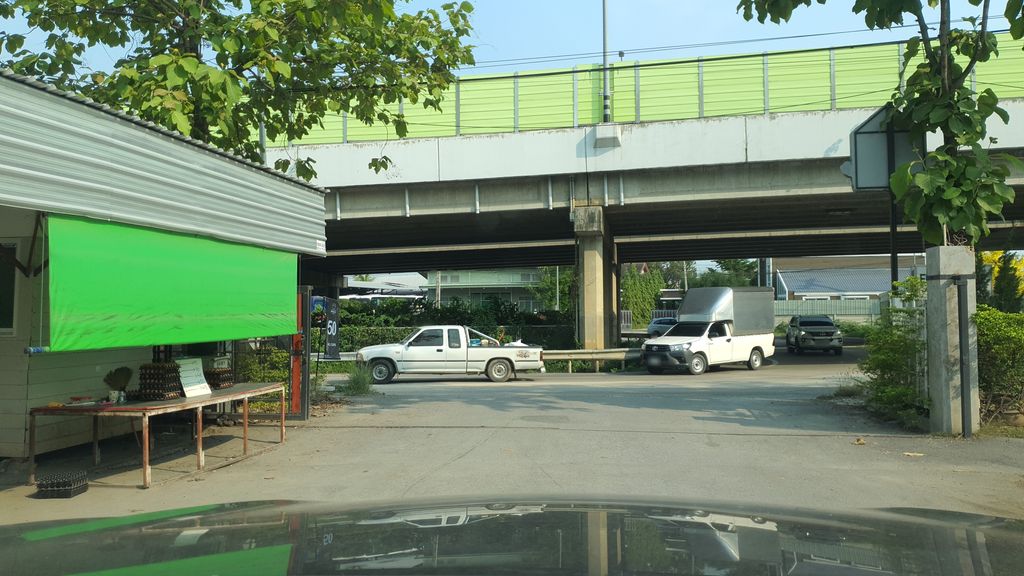ภาพถนนตรงที่ Improvise coffee III ตั้งอยู่ ถ่ายโดย jrcarlsen พ.ศ. 2564 (2021) · A street-level view of where Improvise coffee III stands, by jrcarlsen in 2564 (2021)