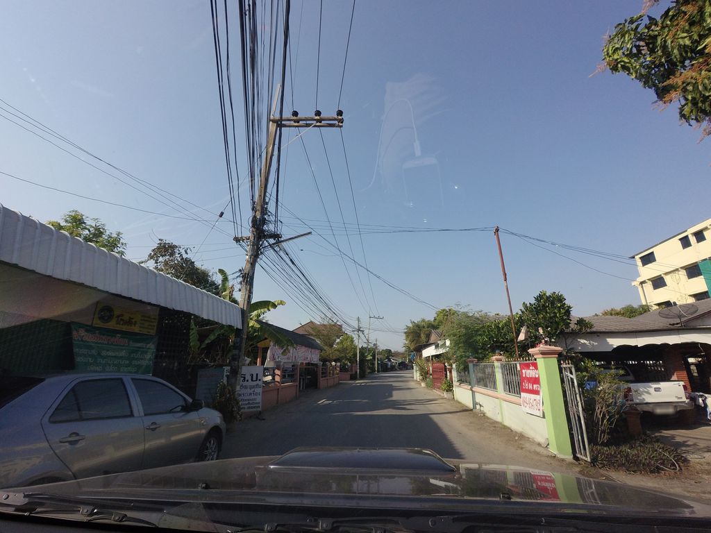 ภาพถนนตรงที่ ครัวแม่หลวงต้อย ตั้งอยู่ ถ่ายโดย mishari พ.ศ. 2559 (2016) · A street-level view of where ครัวแม่หลวงต้อย · Khrua Mae Luang Toi stands, by mishari in 2559 (2016)