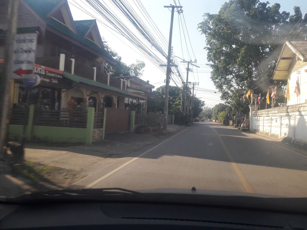 ภาพถนนตรงที่ วัดทุ่งต้อม ตั้งอยู่ ถ่ายโดย noochjaree พ.ศ. 2561 (2018) · A street-level view of where วัดทุ่งต้อม · Wat Thung Tom stands, by noochjaree in 2561 (2018)