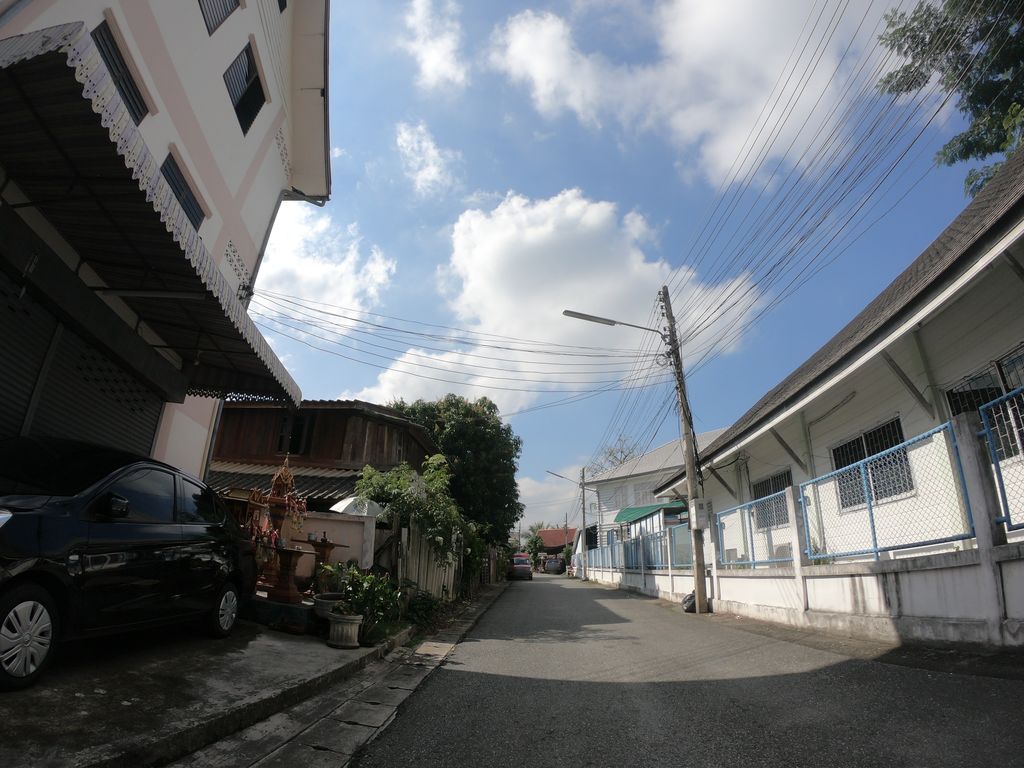 ภาพถนนตรงที่ ร้านฝ้ายละอ่อน ตั้งอยู่ ถ่ายโดย chanuwath_grab พ.ศ. 2562 (2019) · A street-level view of where ร้านฝ้ายละอ่อน · Ran Fai La On stands, by chanuwath_grab in 2562 (2019)