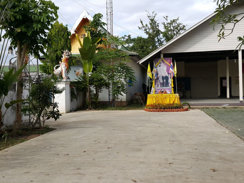 ภาพถนนตรงที่ บ้านกองแหะ โป่งแยง เชียงใหม่ ตั้งอยู่ ถ่ายโดย jrcarlsen พ.ศ. 2558 (2015) · A street-level view of where บ้านกองแหะ โป่งแยง เชียงใหม่ · Ban Kong Hae Pong Yaeng Chiang Mai stands, by jrcarlsen in 2558 (2015)
