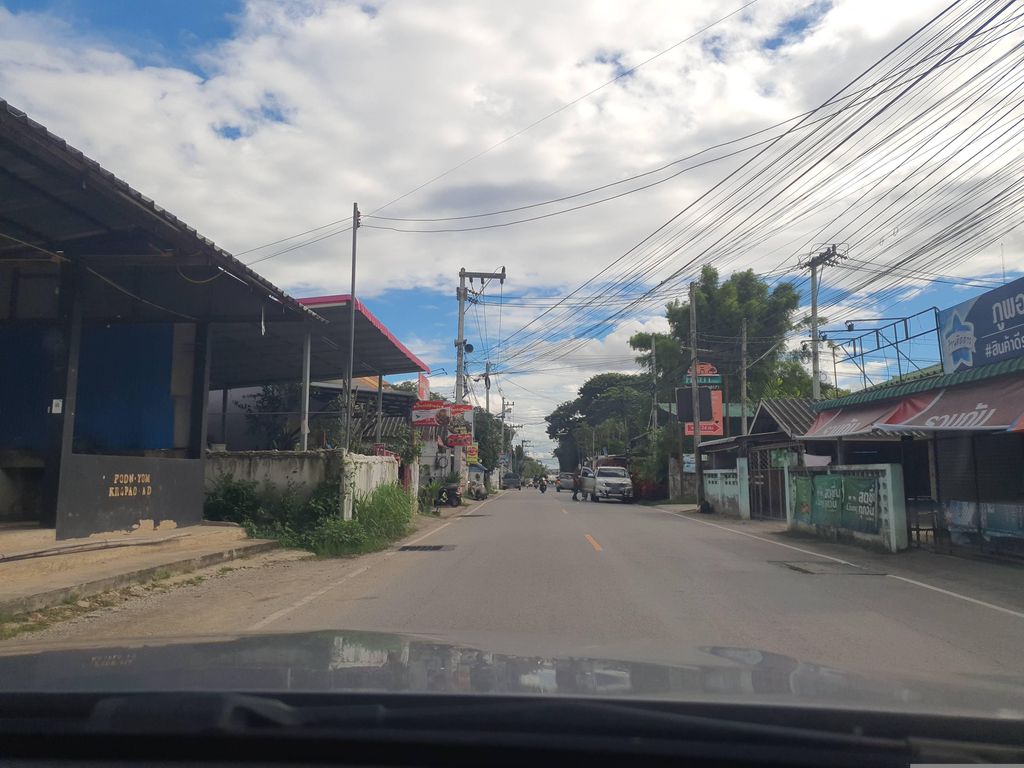 ภาพถนนตรงที่ รสนิยม กะเพราถาดบ้านมอญ ตั้งอยู่ ถ่ายโดย jrcarlsen พ.ศ. 2566 (2023) · A street-level view of where รสนิยม กะเพราถาดบ้านมอญ · Rotniima Kaphraothat Ban Mon stands, by jrcarlsen in 2566 (2023)