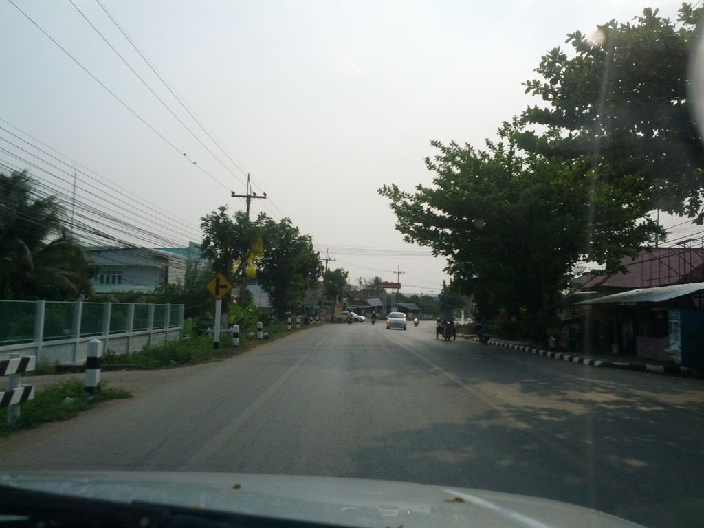ภาพถนนตรงที่ ก๋วยเตี๋ยวสามแยก ตั้งอยู่ ถ่ายโดย jrcarlsen พ.ศ. 2558 (2015) · A street-level view of where ก๋วยเตี๋ยวสามแยก · Kuaitiao Samyaek stands, by jrcarlsen in 2558 (2015)