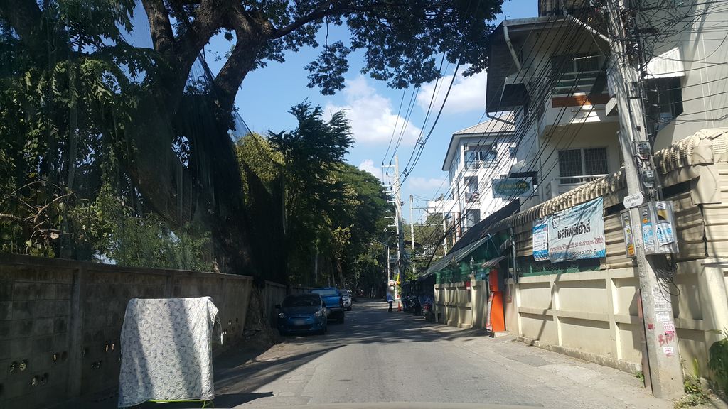 ภาพถนนตรงที่ ร้านตะวันข้าวแกง อาหารอาข่า ตั้งอยู่ ถ่ายโดย jrcarlsen พ.ศ. 2559 (2016) · A street-level view of where ร้านตะวันข้าวแกง อาหารอาข่า · Ran Tawan Khaokaeng Ahanakha stands, by jrcarlsen in 2559 (2016)