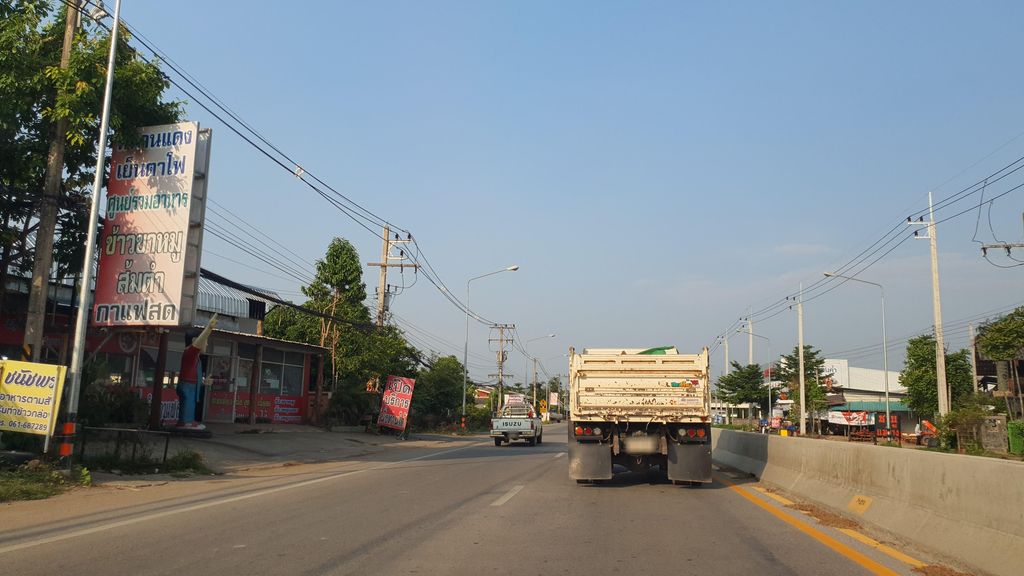ภาพถนนตรงที่ หนานแดงเย็นตาโฟ ตั้งอยู่ ถ่ายโดย jrcarlsen พ.ศ. 2565 (2022) · A street-level view of where หนานแดงเย็นตาโฟ · Nandaeng Yentafo stands, by jrcarlsen in 2565 (2022)