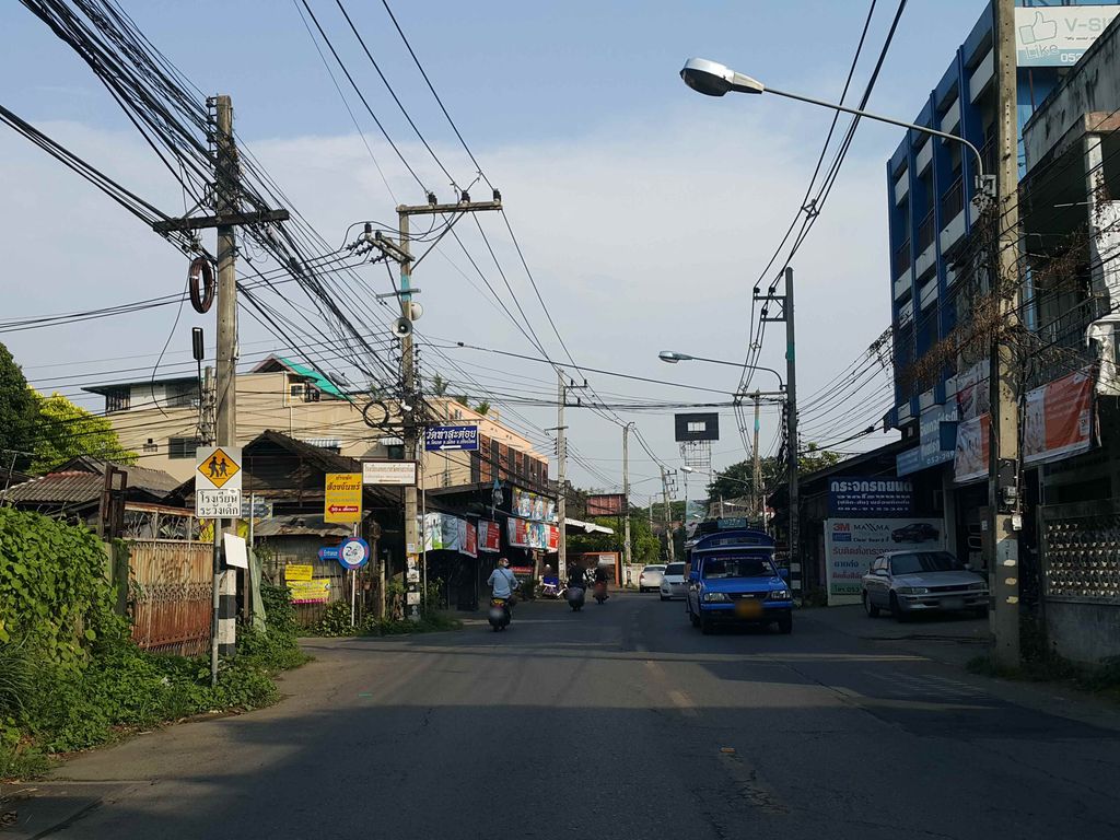 ภาพถนนตรงที่ ทุ่งโฮเต็ลไดนาโม ตั้งอยู่ ถ่ายโดย jrcarlsen พ.ศ. 2558 (2015) · A street-level view of where ทุ่งโฮเต็ลไดนาโม · Thung Hotel Dynamo stands, by jrcarlsen in 2558 (2015)