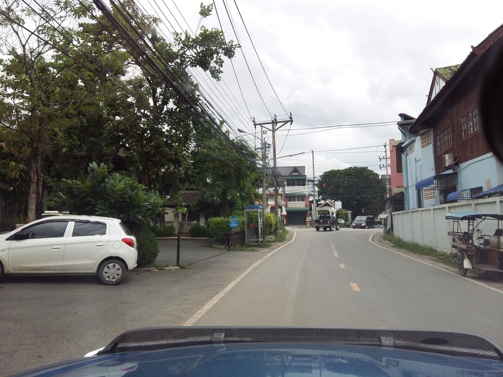 ภาพถนนตรงที่ นิวัฒน์ยนต์ ตั้งอยู่ ถ่ายโดย hantms พ.ศ. 2558 (2015) · A street-level view of where นิวัฒน์ยนต์ · Niothayon stands, by hantms in 2558 (2015)