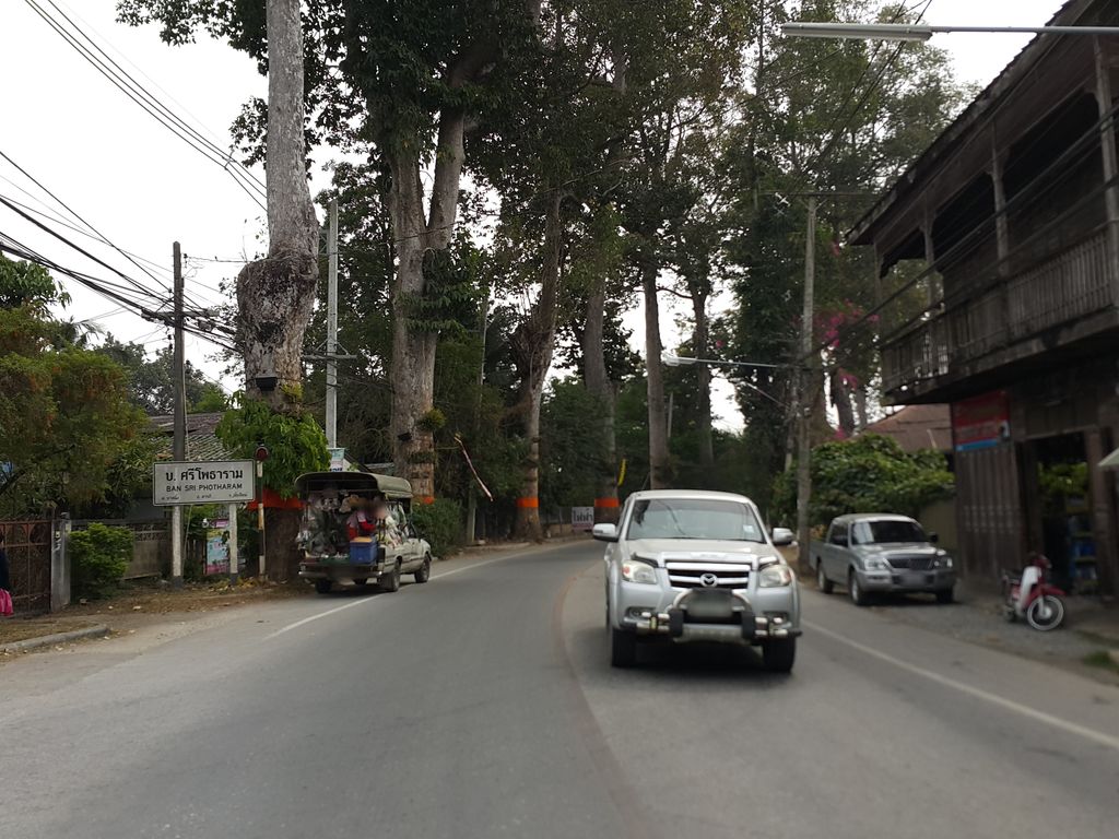 ภาพถนนตรงที่ ร้านเลิศกมลพานิช ตั้งอยู่ ถ่ายโดย jrcarlsen พ.ศ. 2557 (2014) · A street-level view of where ร้านเลิศกมลพานิช · Ran Loet Kamon Phanit stands, by jrcarlsen in 2557 (2014)