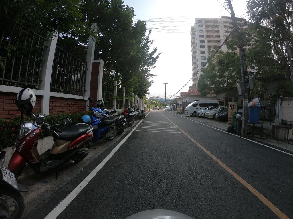 ภาพถนนตรงที่ Chupaletas ตั้งอยู่ ถ่ายโดย chanuwath_grab พ.ศ. 2562 (2019) · A street-level view of where Chupaletas stands, by chanuwath_grab in 2562 (2019)