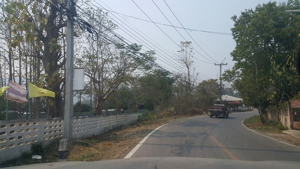 ภาพถนนตรงที่ โรงเรียนอนุบาลตำบลออนกลาง ตั้งอยู่ ถ่ายโดย jrcarlsen พ.ศ. 2562 (2019) · A street-level view of where โรงเรียนอนุบาลตำบลออนกลาง · Anuban Tambon Onklang School stands, by jrcarlsen in 2562 (2019)