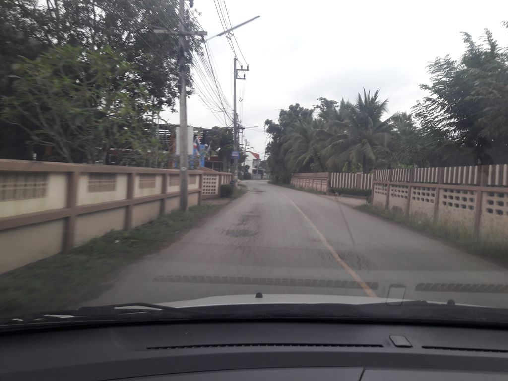 ภาพถนนตรงที่ บ้านสวนสัตวแพทย์ ตั้งอยู่ ถ่ายโดย noochjaree พ.ศ. 2561 (2018) · A street-level view of where บ้านสวนสัตวแพทย์ · Ban Suan Satwaphaet stands, by noochjaree in 2561 (2018)