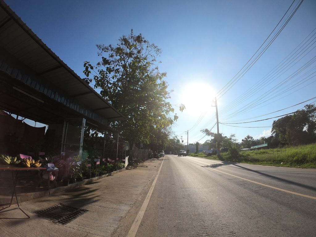 ภาพถนนตรงที่ ร้านอีสานชัยภูมิ บ้านโจ้ ตั้งอยู่ ถ่ายโดย chanuwath_grab พ.ศ. 2562 (2019) · A street-level view of where ร้านอีสานชัยภูมิ บ้านโจ้ · Ran Isanchaiphumi Ban Cho stands, by chanuwath_grab in 2562 (2019)