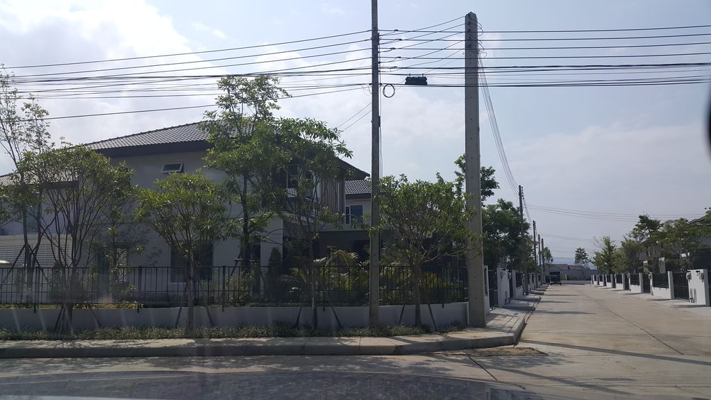 ภาพถนนตรงที่ iniZio สันกำแพง ตั้งอยู่ ถ่ายโดย jrcarlsen พ.ศ. 2559 (2016) · A street-level view of where iniZio สันกำแพง stands, by jrcarlsen in 2559 (2016)