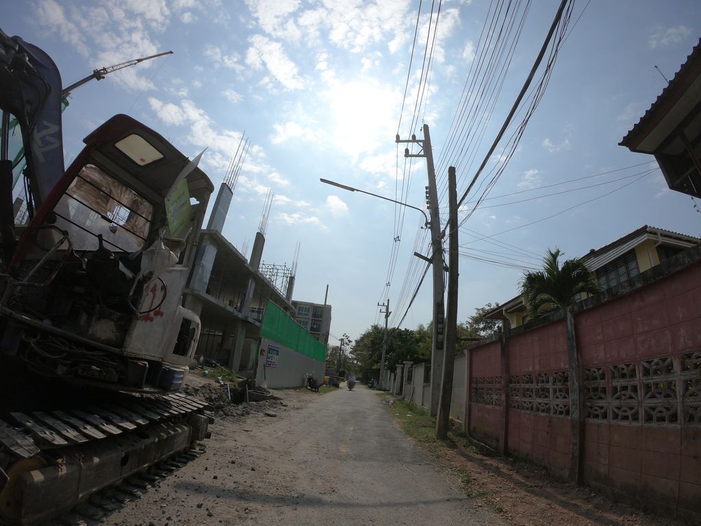 ภาพถนนตรงที่ Hiding ตั้งอยู่ ถ่ายโดย chanuwath_grab พ.ศ. 2562 (2019) · A street-level view of where Hiding stands, by chanuwath_grab in 2562 (2019)